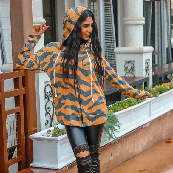 Animal Print Hooded Top - Picture 2 of 5